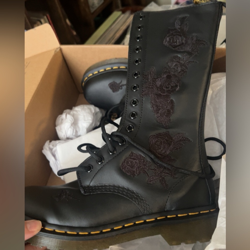 Doc Martens Vonda Mono Boots Brand new in box size 7 black roses
